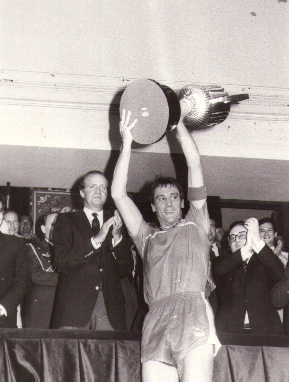 Ruiz levanta la Copa del Rey de 1985 tras recibir el trofeo de manos de SM El Rey