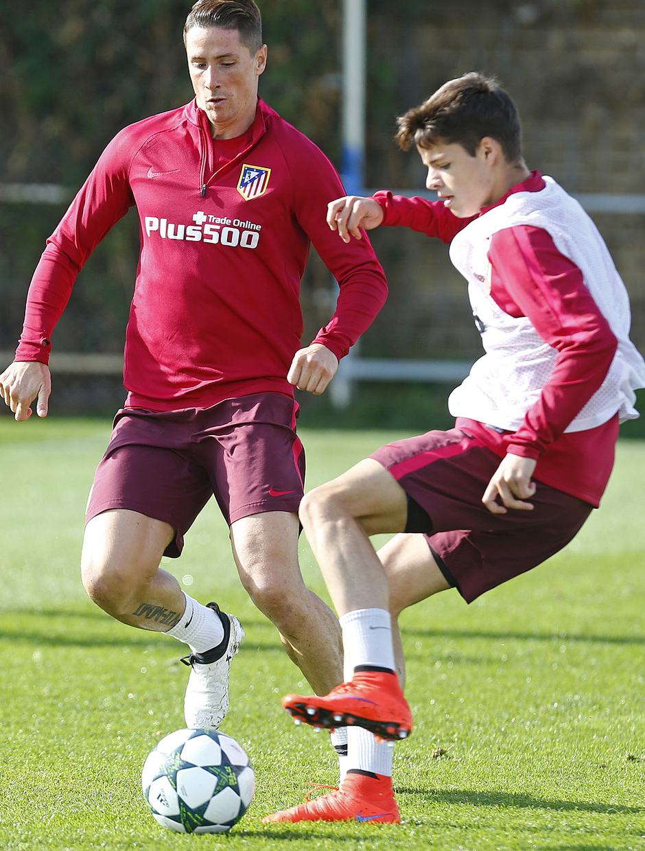 temporada 16/17. Entrenamiento en la ciudad deportiva Wanda. Solano y Torres luchando un balón durante el entrenamiento