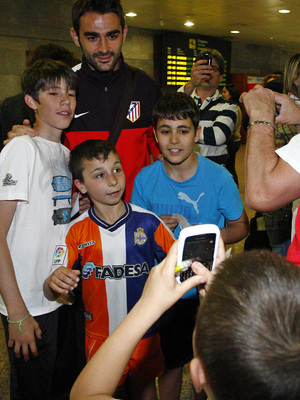 Adrián posa con unos aficionados a la llegada a La Coruña
