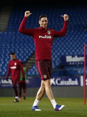temporada 16/17. Entrenamiento en el estadio Vicente Calderón.Torres bromeando durante el entrenamiento