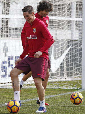 temporada 16/17. Entrenamiento en la ciudad deportiva Wanda.  Torres y Tiago realizando ejercicios con balón durante el entrenamiento