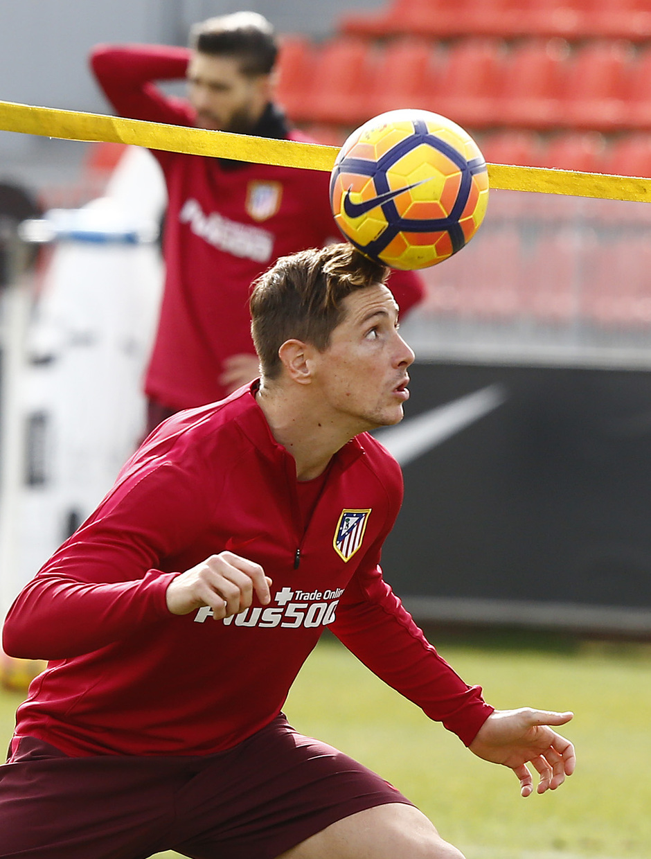 temporada 16/17. Entrenamiento en la ciudad deportiva Wanda. Torres jugando futvoley durante el entrenamiento
