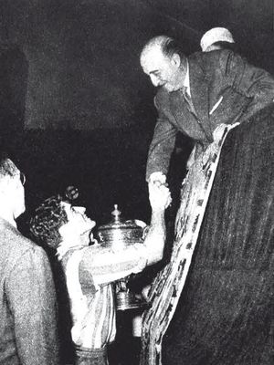 TEMPORADA 1959/1960. Collar recibe la Copa de manos de Francisco Franco