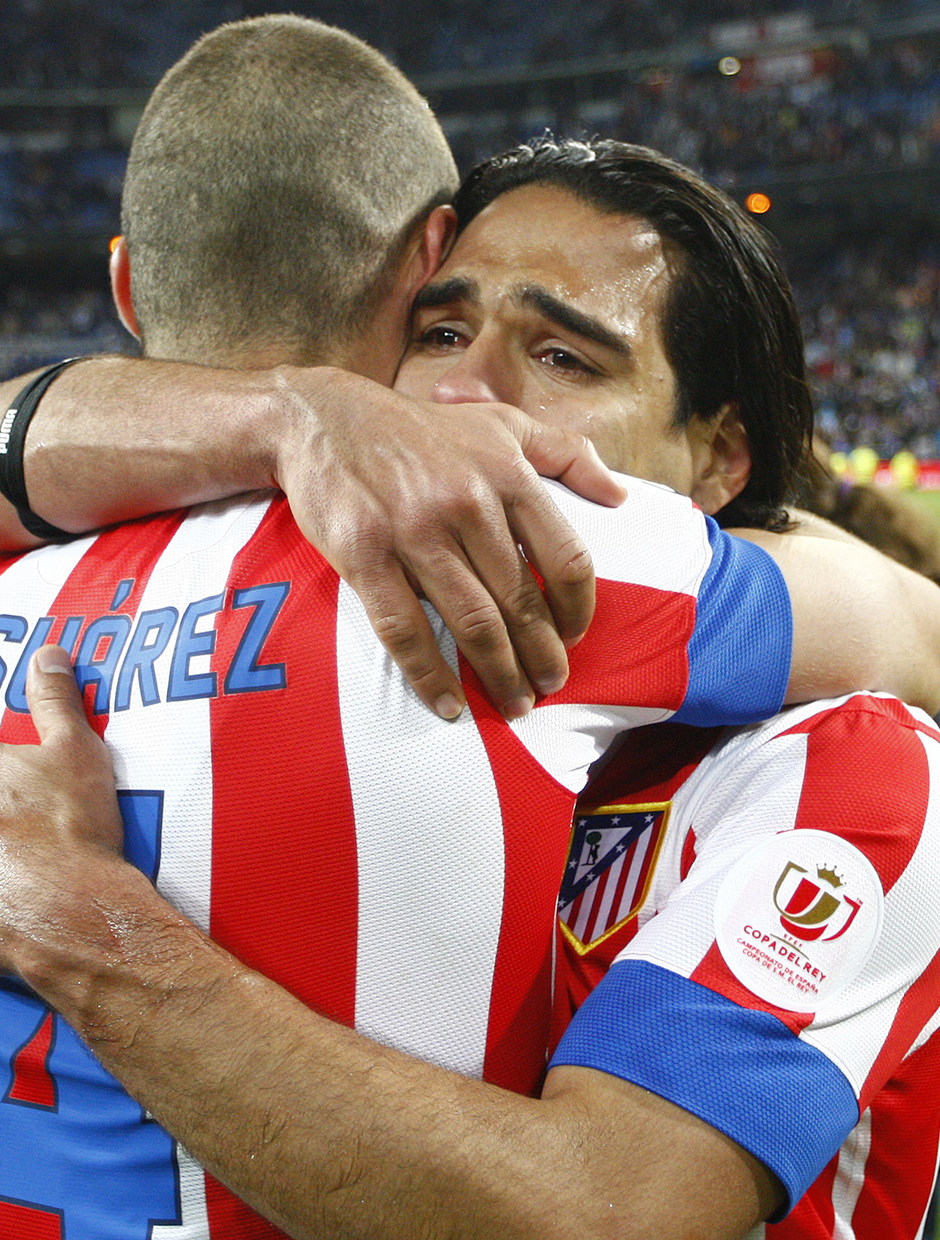 Temporada 12/13. Final Copa del Rey 2012-13. Real Madrid - Atlético de Madrid. Falcao llora abrazado a Mario Suárez