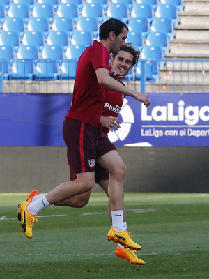 temporada 16/17. Entrenamiento en el estadio Vicente Calderón. Griezmann y Godín durante el entrenamiento