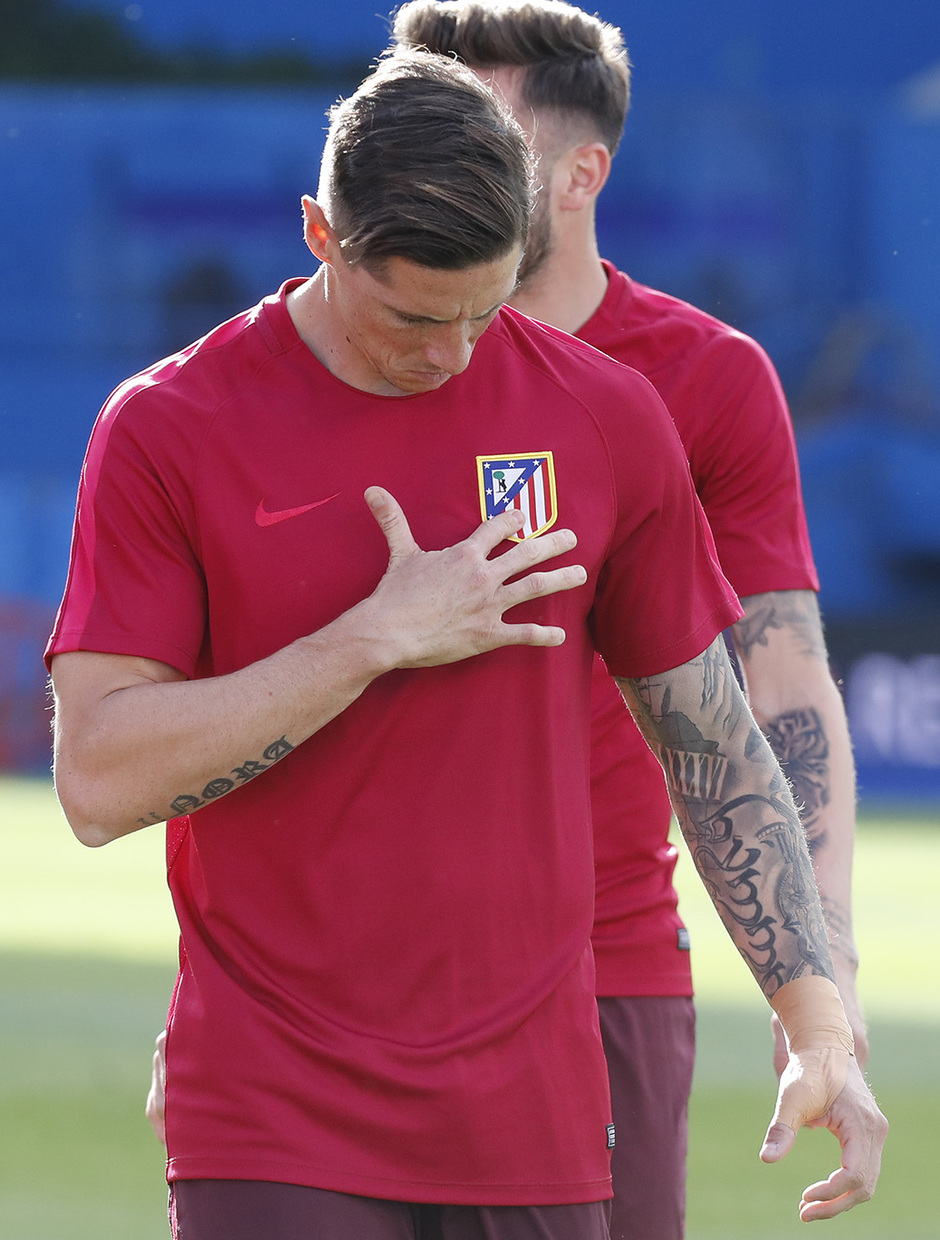 Temporada 16/17. Entrenamiento del Atlético de Madrid en el Vicente Calderón. Torres durante el entrenamiento