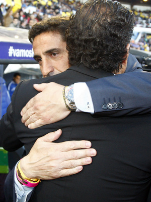 Temporada 12/13. Real Zaragoza - Atlético de Madrid. Simeone se abraza a Manolo Jiménez antes del inicio del partido.