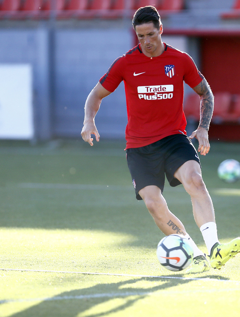 Temporada 17/18. Entrenamiento en la ciudad deportiva Wanda Atlético de Madrid 04-09_2017. Fernando Torres da un pase.