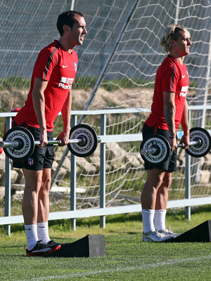 temporada 17/18. Entrenamiento en la ciudad deportiva Wanda.  Godín y Griezmann realizando ejercicios físicos durante el entrenamiento