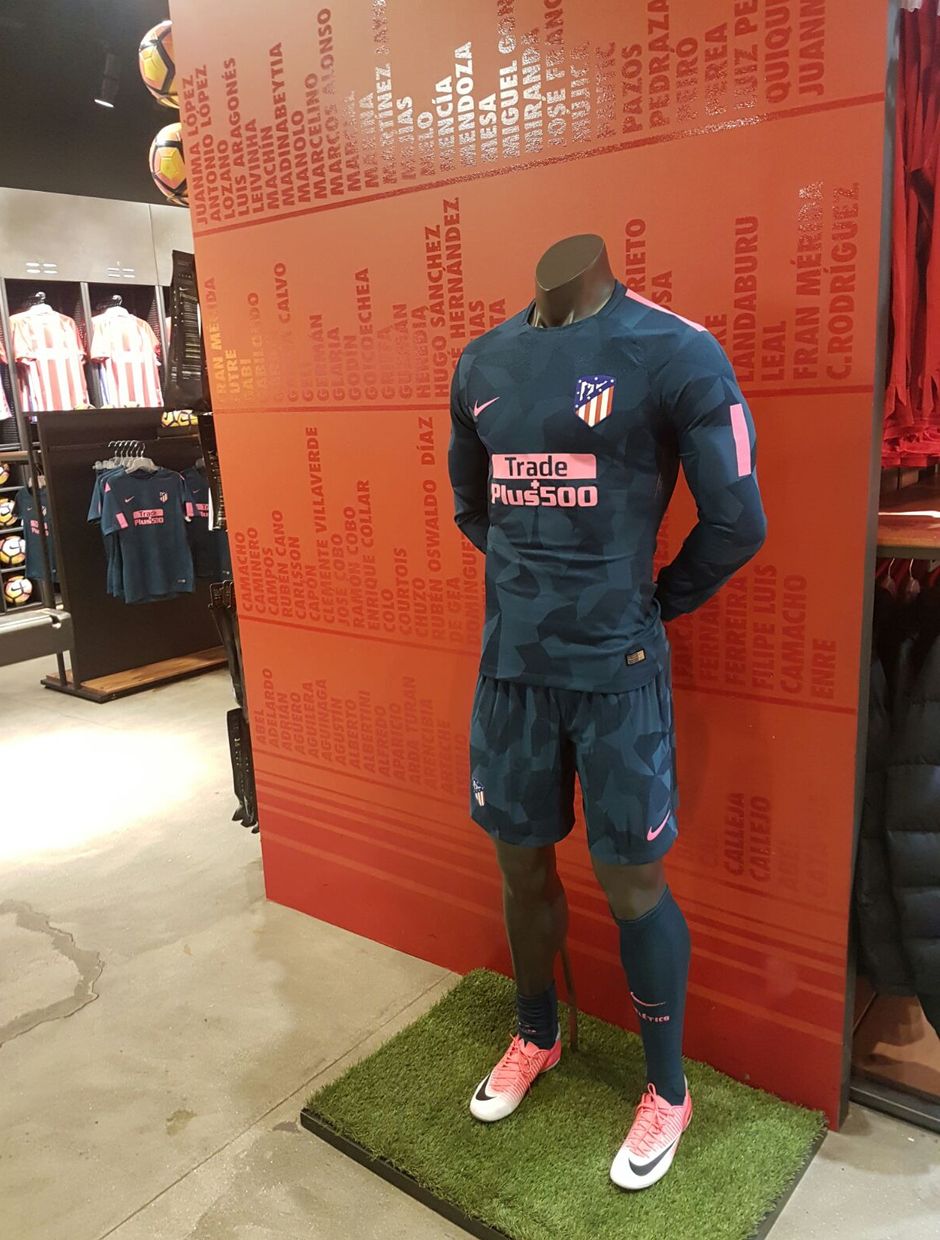 El Atlético presenta su tercera equipación: verde oscuro y rosa 