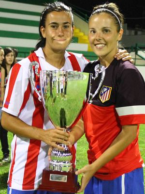 Temporada 2012-2013. Marieta y Claudia posan con la Copa del Torneo de Pozoblanco