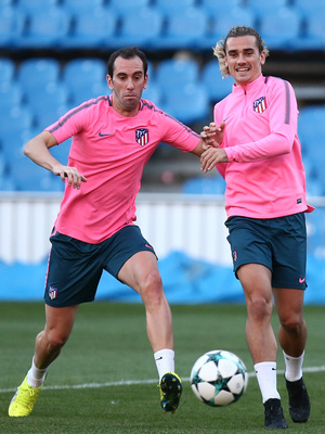 Temporada 17/18. Entrenamiento en el estadio Vicente Calderón. Godín y Griezmann luchando un balón durante el entrenamiento