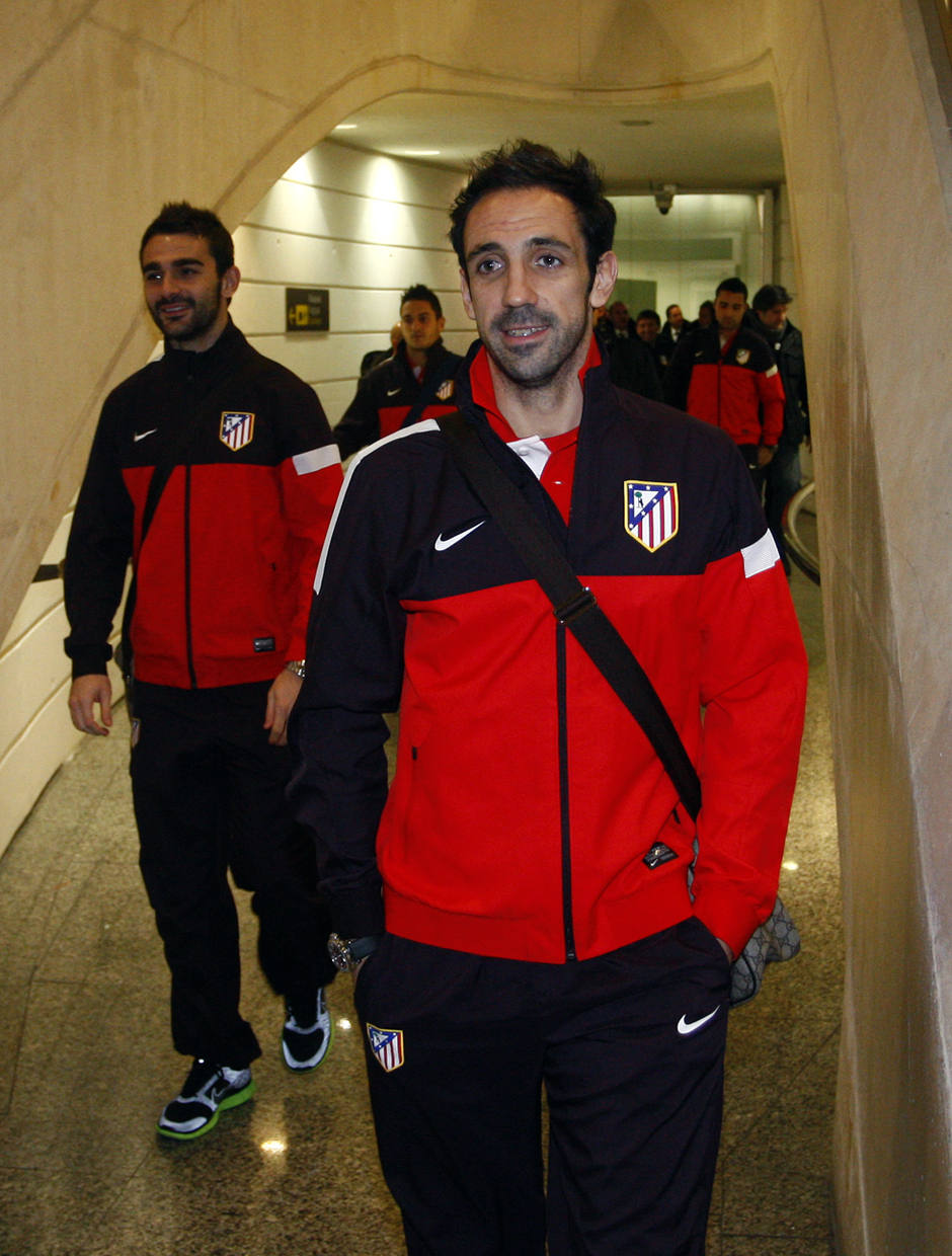 Juanfran y Adrián andando en el aeropuerto de Bilbao