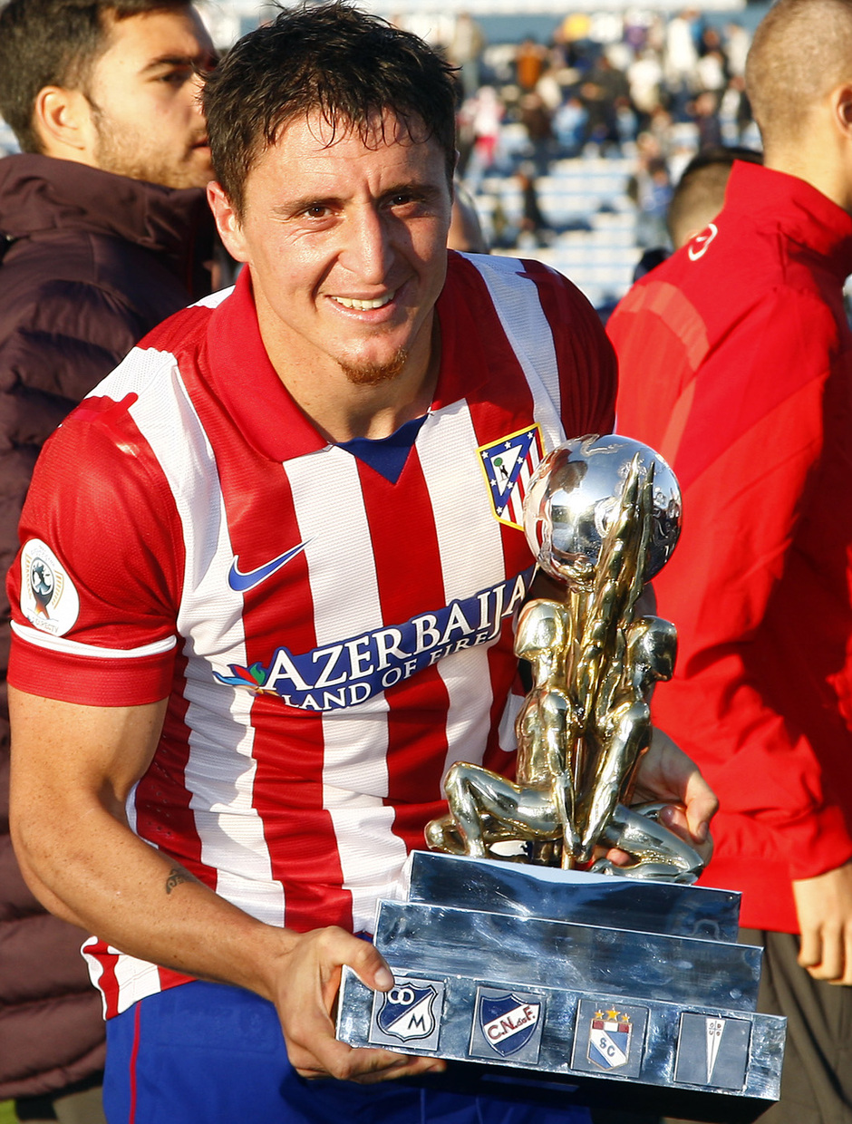 Temporada 13/14 Cristian Rodríguez con el trofeo