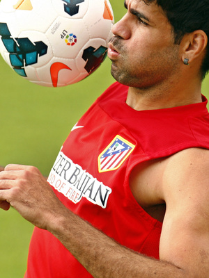 Diego Costa controla el esférico en un entrenamiento en la Ciudad Deportiva
