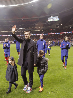 Gabi saluda a la afición junto a sus hijos en la vuelta de honor al Wanda Metropolitano
