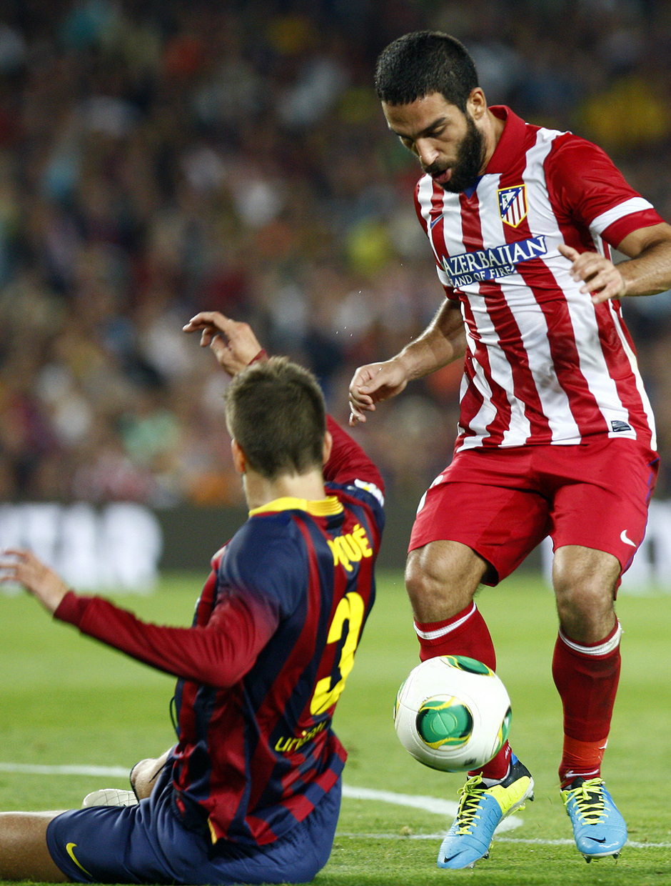 Temporada 2013/2014 FC Barcelona - Atlético de Madrid Arda Turan controlando la pelota