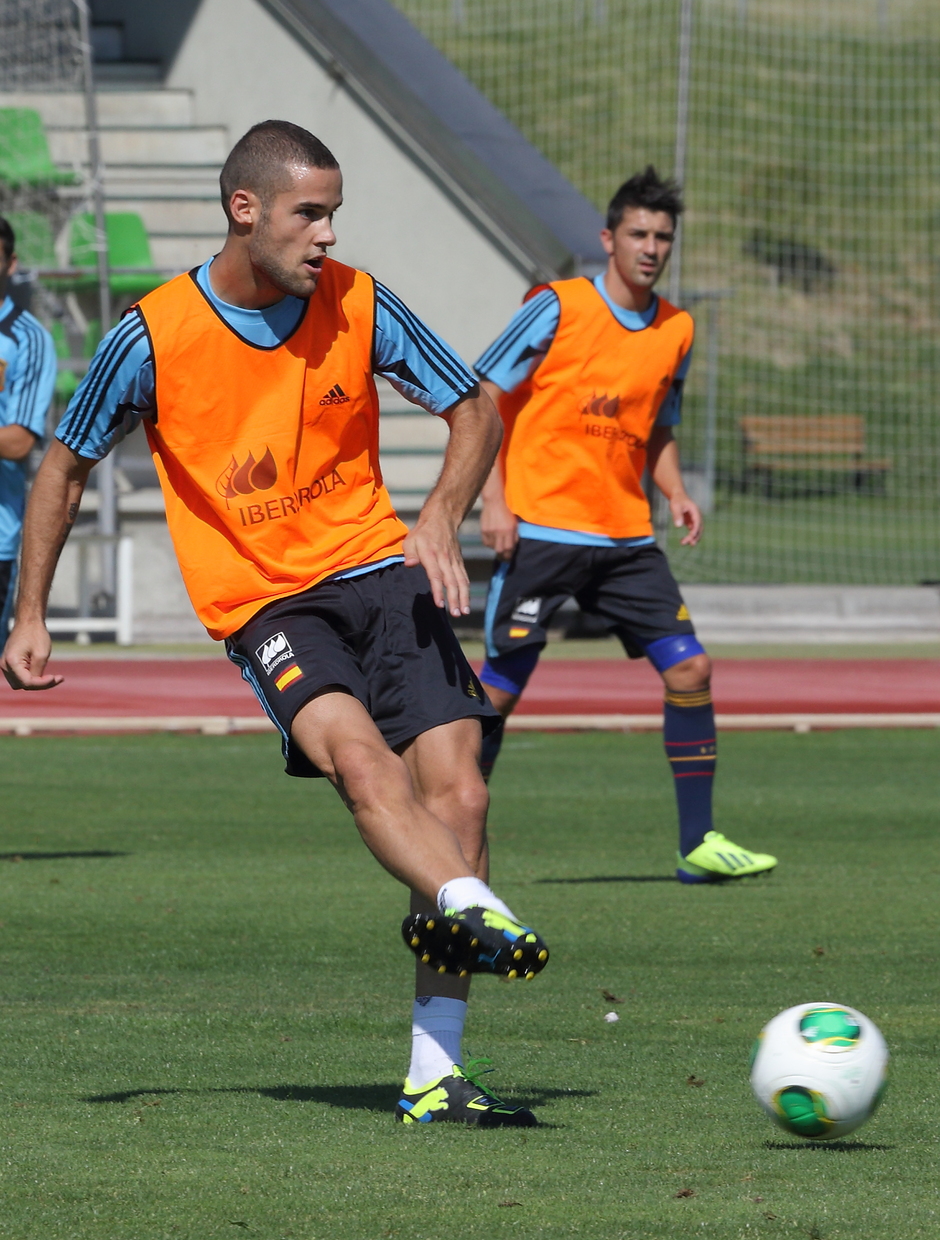 Mario Suárez toca el balón en el entrenamiento de la selección absoluta celebrado el miércoles 4 de septiembre en La Ciudad del Fútbol de Las Rozas