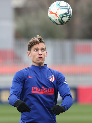 Temporada 19/20. Entrenamiento en la ciudad deportiva Wanda. Llorente realizando ejercicios durante el entrenamiento