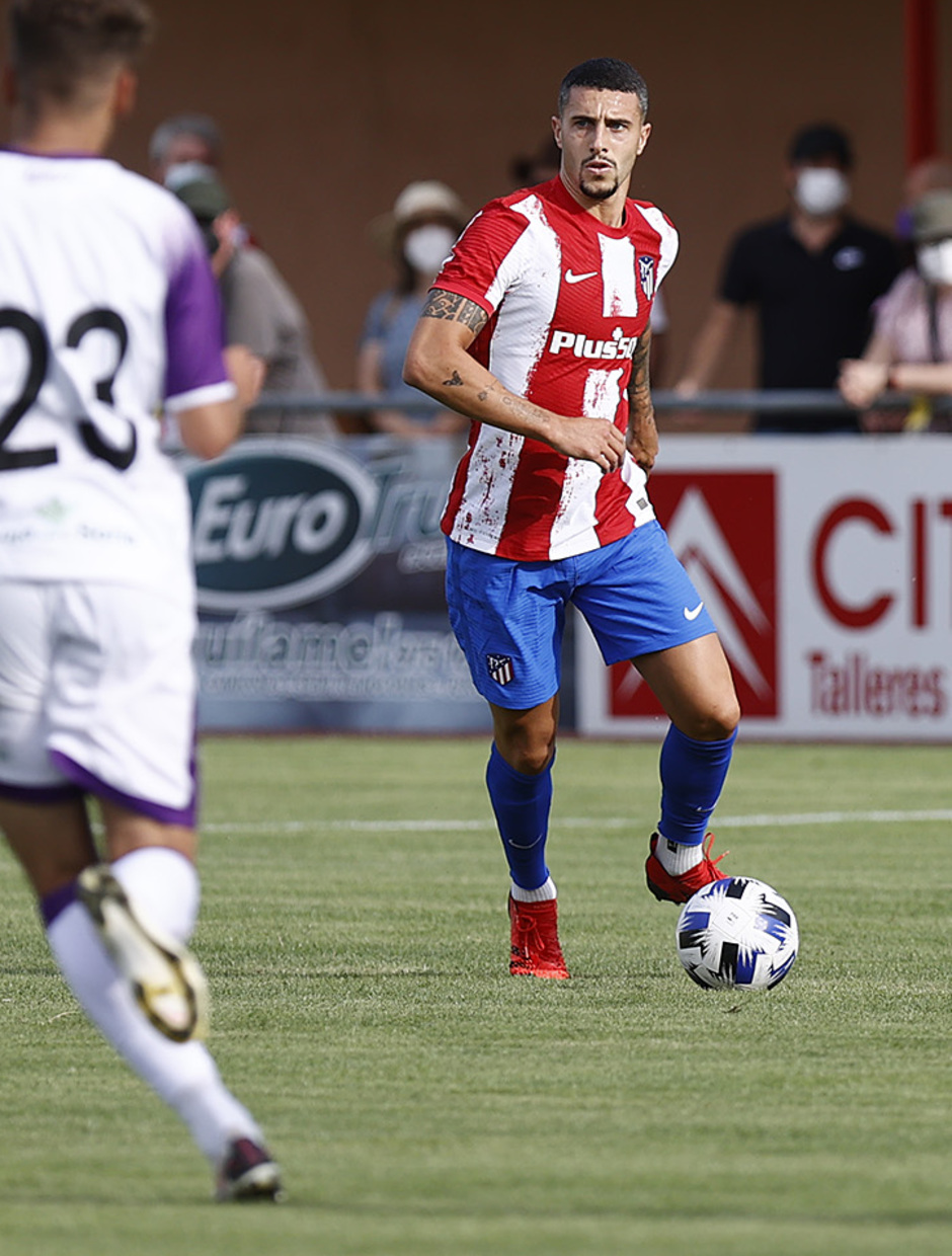 Mario Hermoso saca el balón controlado desde la defensa
