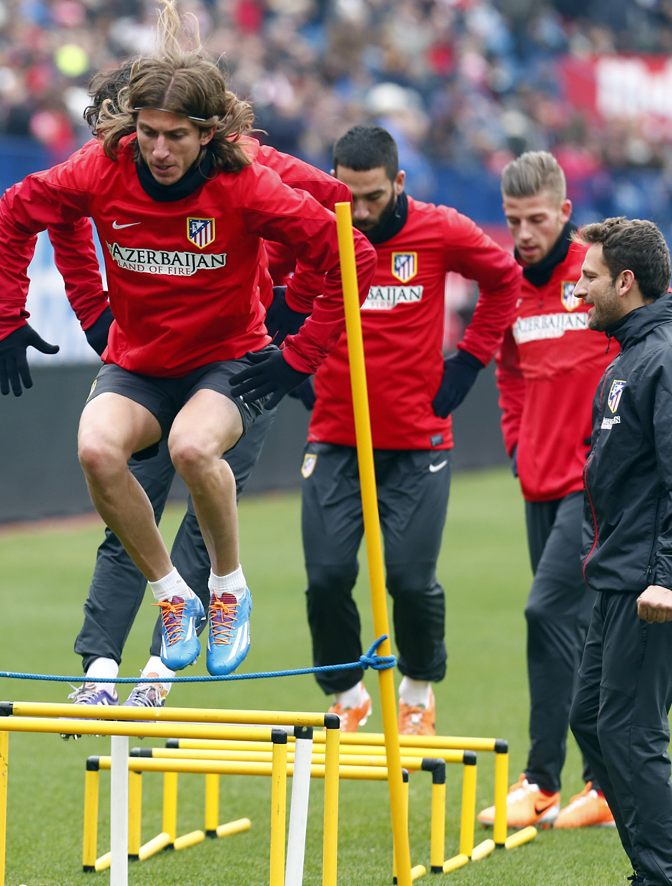 temporada 13/14. Equipo entrenando en el Calderón.  Filipe saltando durante el entrenamiento