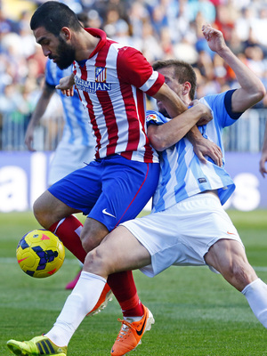Temporada 13/14 Liga BBVA Málaga - Atlético de Madrid. Arda mantiene la posesión.