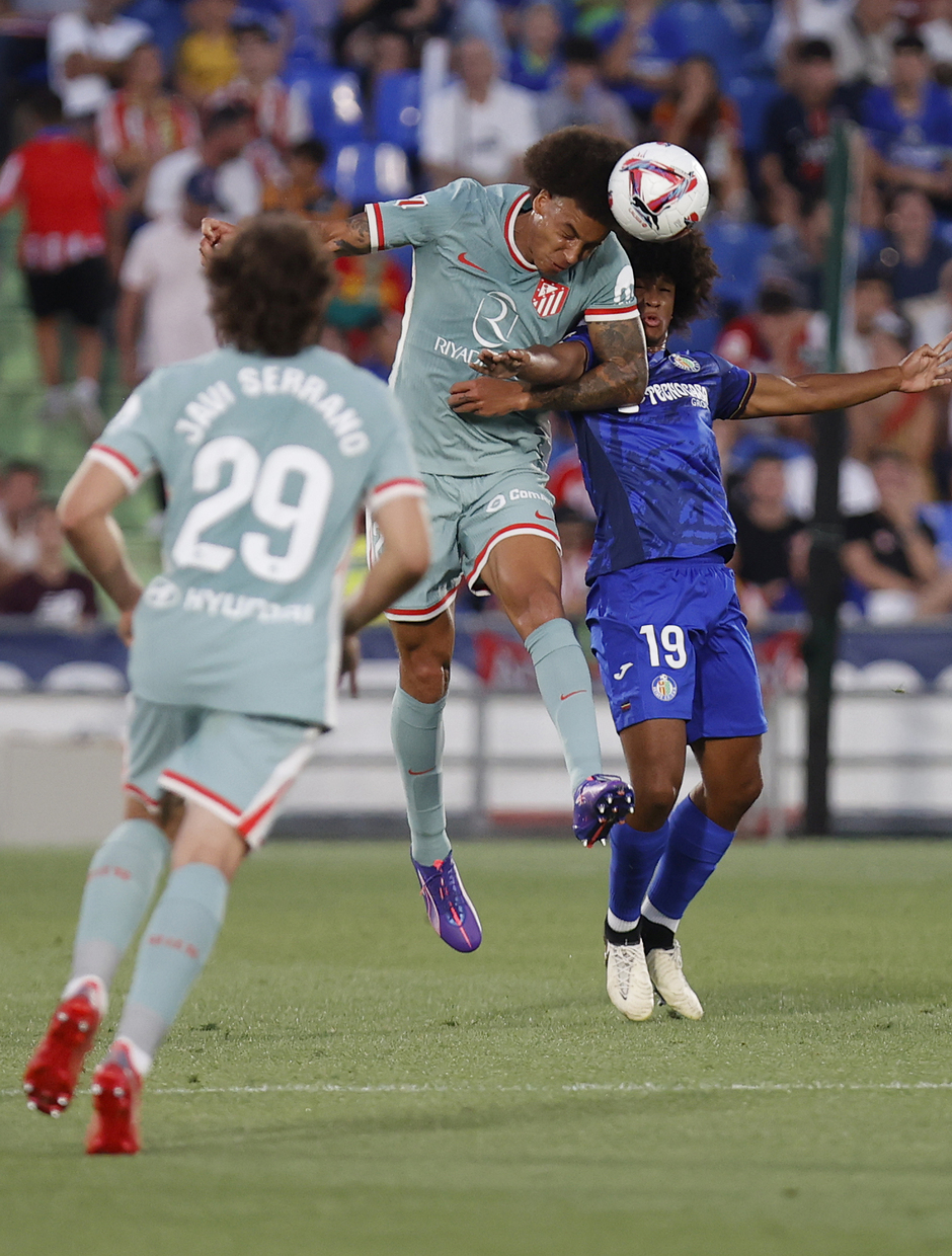 Witsel cabecea el esférico ante Peter Federico