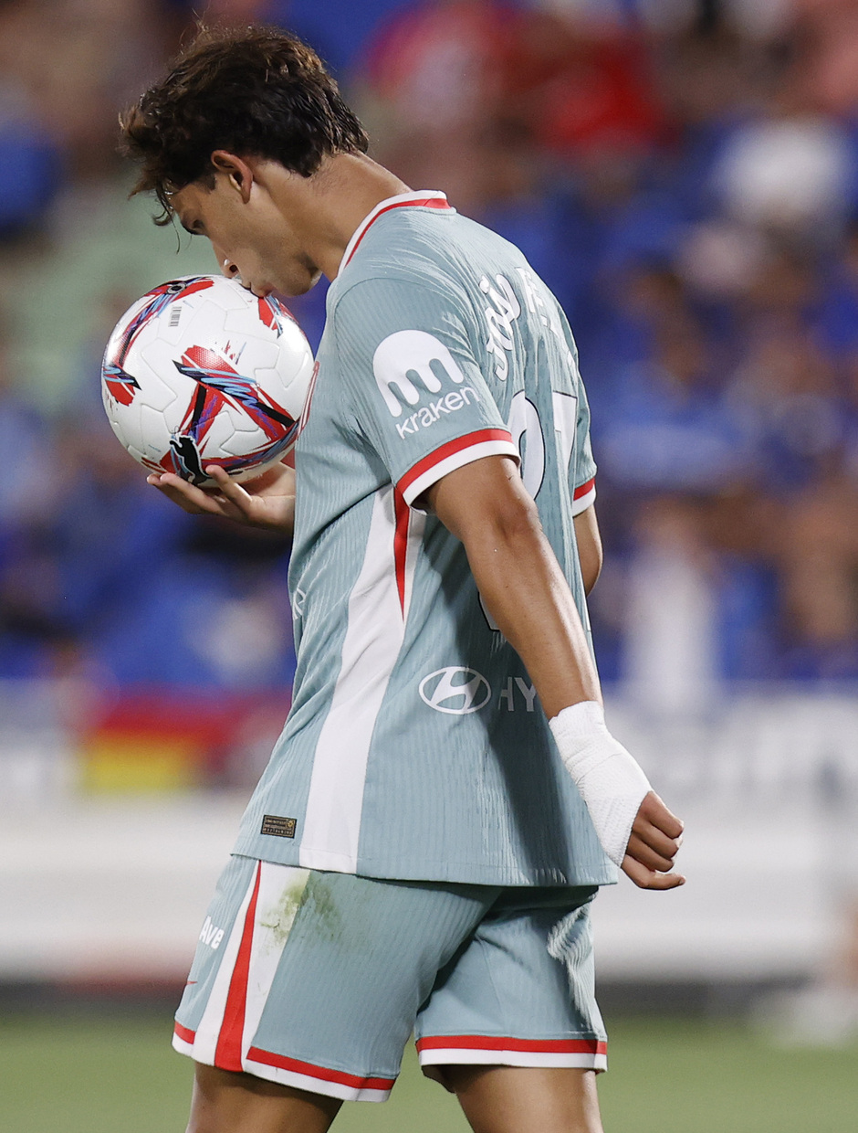 Joao Félix besa el balón tras lograr el 0-2