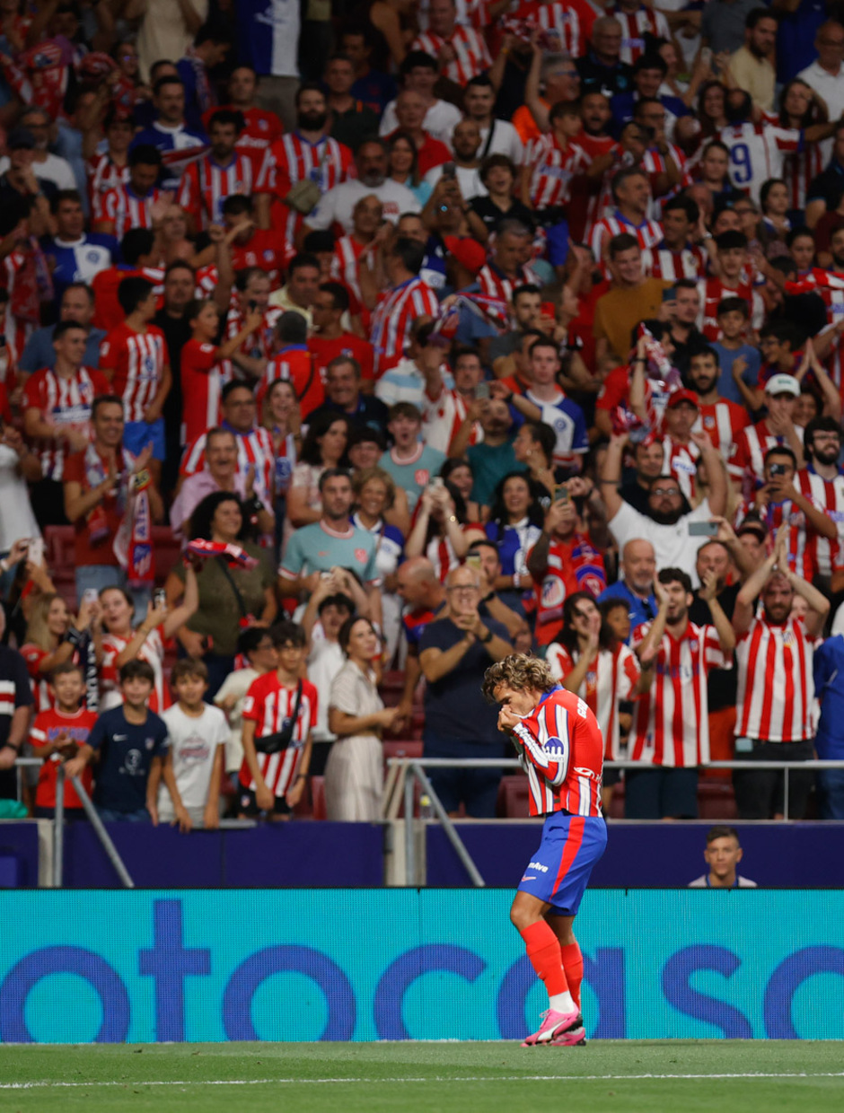 Griezmann celebra el 1-0 besándose el escudo ante la grada