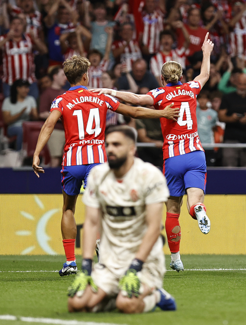 Gallagher celebra su primer gol como rojiblanco junto a Llorente