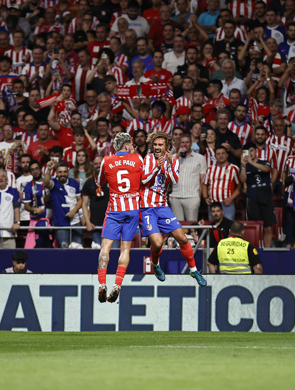 De Paul y Griezmann festejan el 2-0