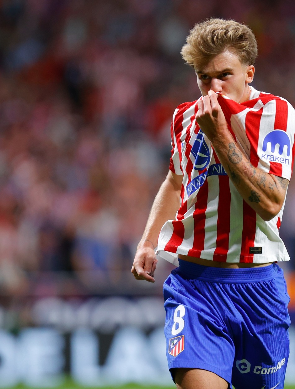 Temp. 25-26 | Atlético - Villareal | Celebración de Pablo Barrios besando el escudo