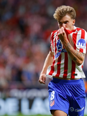 Temp. 25-26 | Atlético - Villareal | Celebración de Pablo Barrios besando el escudo