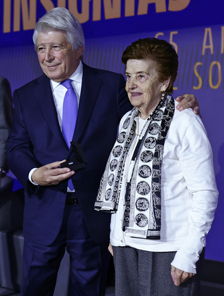 El club otorgó las insignias de oro y oro y brillantes a sus socios más veteranos