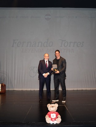 Fernando Torres y Rosa Otermín, premiados en la gala de la Federación Madrileña de Fútbol