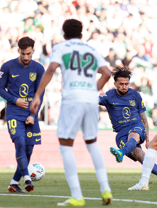 Elche-Atleti, in action
