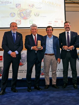 Enrique Cerezo, galardonado por la organización del X Torneo de Fútbol Cadete Vicente del Bosque 'Villa de Alalpardo'