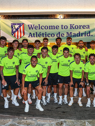 Kang In Lee hosts dinner for the entire Atlético delegation in Seoul