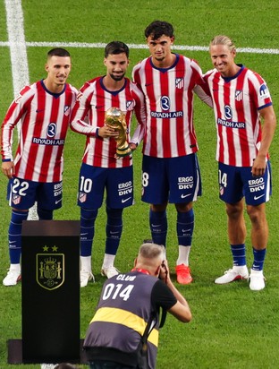 Luis de la Fuente y nuestros cuatro campeones del mundo agradecen el homenaje de la afición rojiblanca