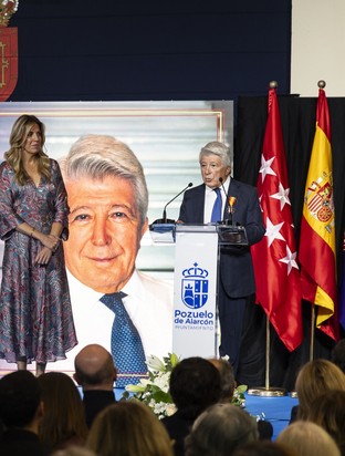 Enrique Cerezo, galardonado con la Medalla al Mérito de la Villa de Pozuelo de Alarcón