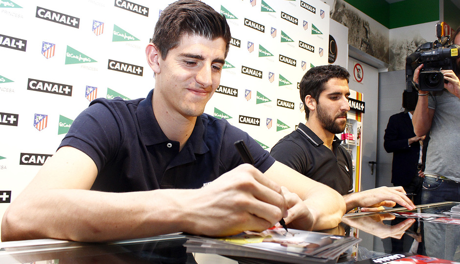 Thibaut Courtois y Raúl García, en la firma de autógrafos organizada por Canal Plus en El Corte Inglés. 