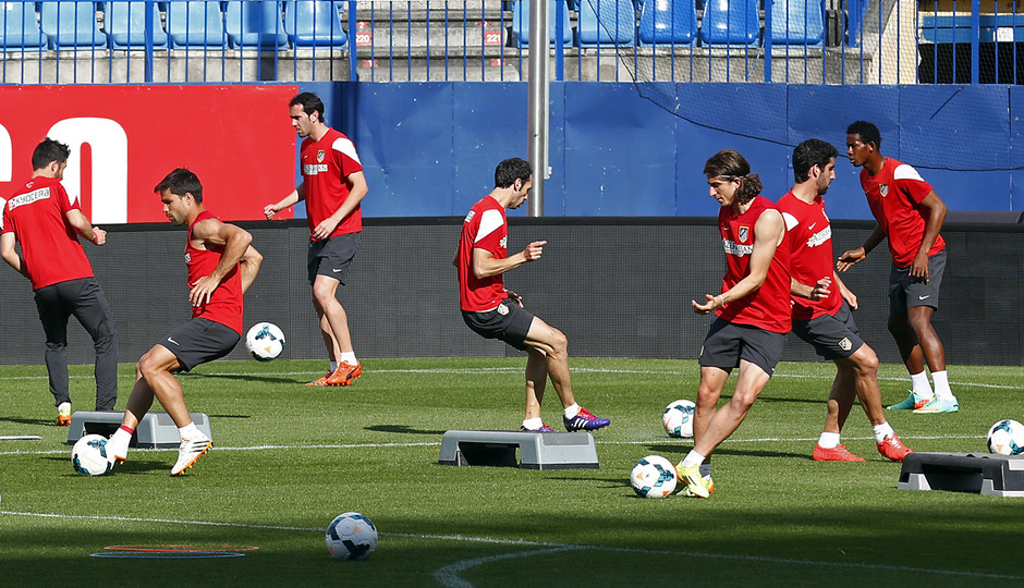 temporada 13/14. Entrenamiento en el estadio Vicente Calderón. Jugadores realizando ejercicios con balón