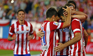 temporada 13/14. Partido Atlético de Madrid- Elche. Filipe luchando un balón