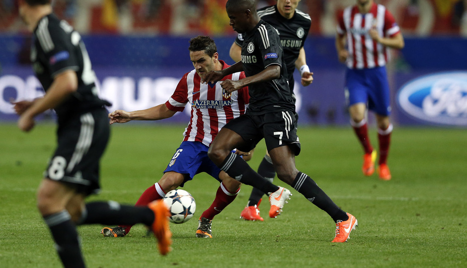 temporada 13/14. Partido Champions League. Atlético de Madrid-Chelsea. Koke pasando un balón