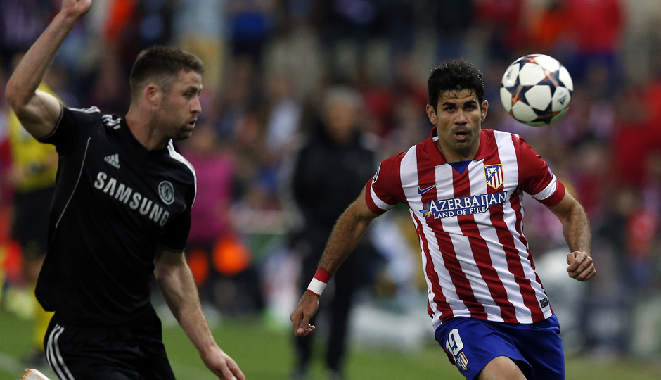 temporada 13/14. Partido Champions League. Atlético de Madrid-Chelsea. Costa luchando un balón