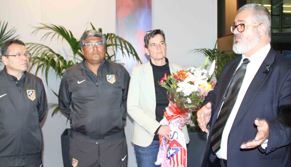 Temporada 2013-2014. Lola Romero entregó un ramo de flores en memoria de Tito Vilanova