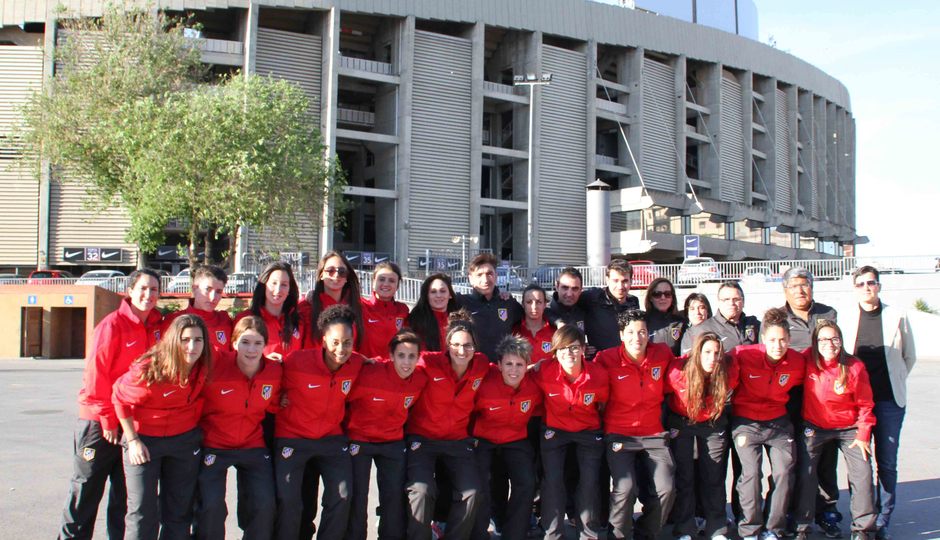 Temporada 2013-2014. Las jugadoras y cuerpo técnico posando en las instalaciones del Camp Nou