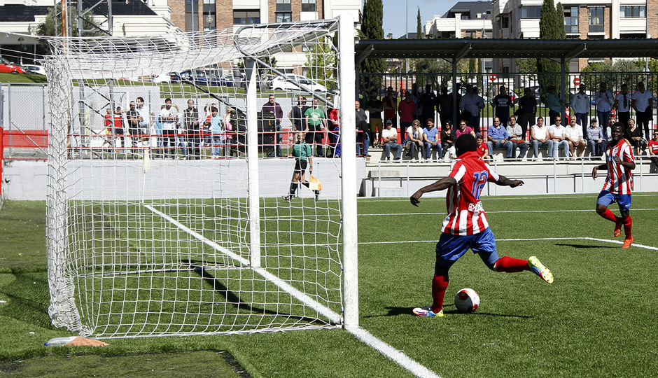 Temporada 13/14. Pato marca a puerta vacía para el Atlético de Madrid C. Foto Arturo Saiz