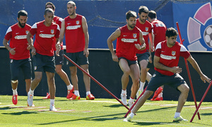 temporada 13/14. Entrenamiento en el estadio Vicente Calderón. Jugadores realizando ejercicios físicos