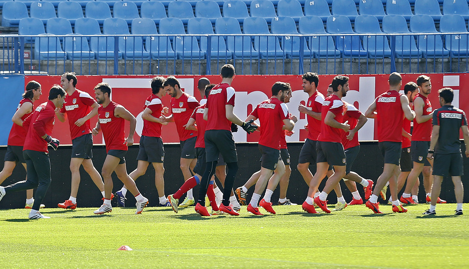 temporada 13/14. Entrenamiento en el estadio Vicente Calderón. Jugadores realizando ejercicios físicos